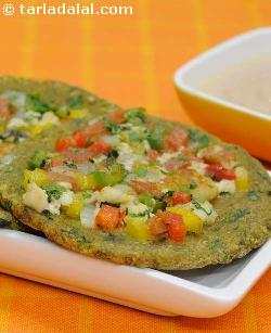 Fibre rich Mini Green Theplas with the goodness of oats, ragi and soya flour topped with low-fat paneer and colourful red, yellow, green capsicum. 