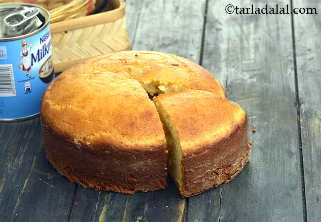 एगलेस वनीला स्पंज केक रेसिपी | एगलेस वनीला स्पंज केक | प्रेशर कुकर में एगलेस वेनीला स्पंज केक - Eggless Vanilla Sponge Cake ( Pressure Cooker)