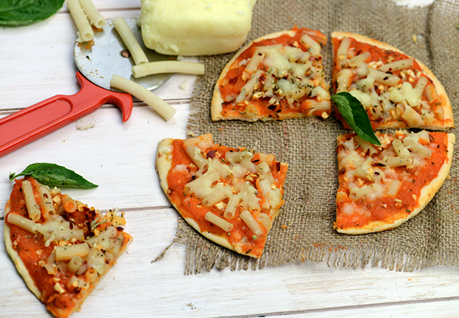  गार्लिक एंड मैक्रोनी पिज़्ज़ा | गार्लिक एण्ड मॅकारोनी पिज़्जा | - Garlic and Macaroni Pizza 