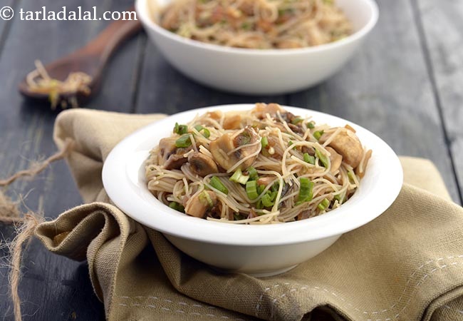 हक्का मशरुम्स विद राइस नूडल्स | Hakka Mushrooms with Rice Noodles
