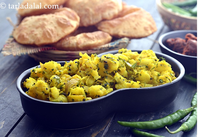 पूरी भाजी रेसिपी | महाराष्ट्रीयन पूरी के साथ बटाटा भाजी | पूरी + आलू भाजी | बटाटा भाजी | Puri Bhaji, Poori Bhaji, Aloo Puri Recipe