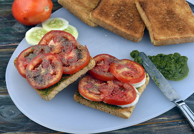  ककड़ी और टमाटर की चटनी सैंडविच | टमाटर ककड़ी ओपन सैंडविच - Tomato and Cucumber Open Sandwich 