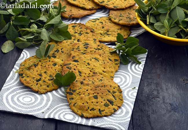 baked methi puri recipe | healthy crispy methi puri | Indian baked whole wheat methi puri | healthy tea time snack |