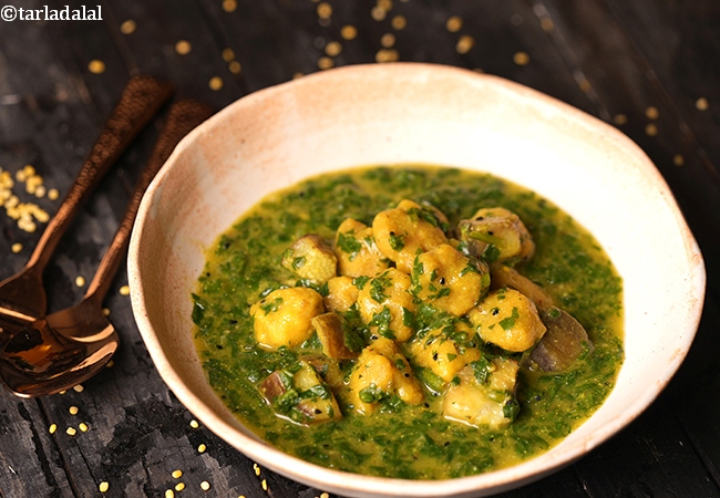 borio diya palang saag recipe | Bengali spinach, eggplant with lentil dumplings | palong shaak