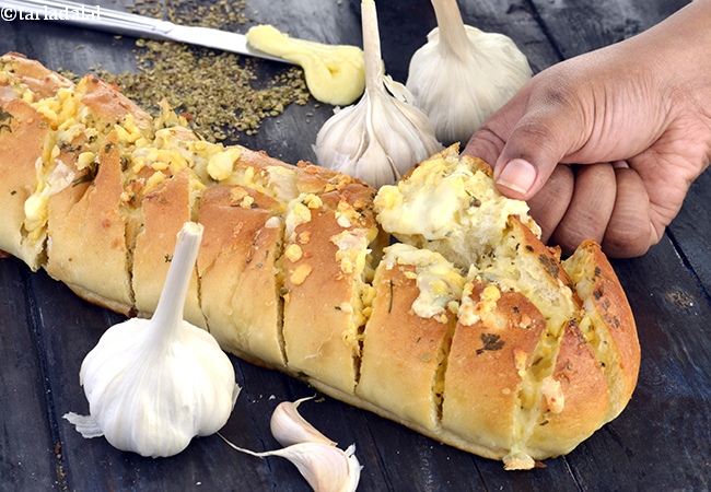 cheesy garlic pull apart bread recipe | cheese garlic pull apart French bread | cheese garlic crack bread