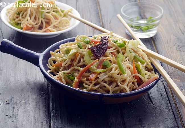 हक्का नूडल्स | चाइनीस हक्का नूडल्स रेसिपी | वेज हक्का नूडल्स | Hakka Noodles, Chinese Hakka Noodle Recipe