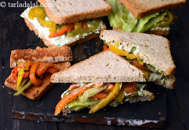 हर्ब चीज और रोस्टेड कैप्सिकम सैंडविच रेसिपी | शिमला मिर्च और पनीर सैंडविच | भारतीय पनीर शिमला मिर्च सैंडविच | Herb Cheese and Roasted Capsicum Sandwich