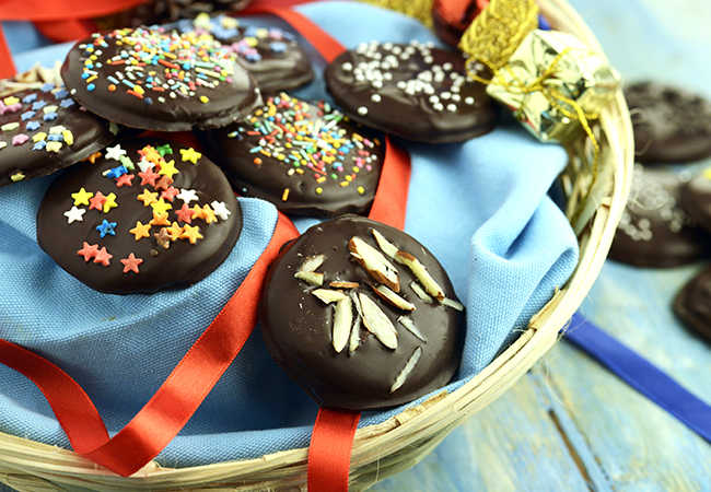 झटपट चॉकलेट बिस्कुट की रेसिपी - Quick Chocolaty Biscuits Recipe ( Tiffin Treats)