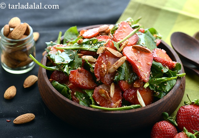 स्ट्रॉबेरी पालक सलाद रेसिपी | भारतीय स्टाइल स्ट्रॉबेरी, पालक और बादाम का सलाद | बेबी पालक और स्ट्रॉब | Strawberry Baby Spinach Salad, Indian Style