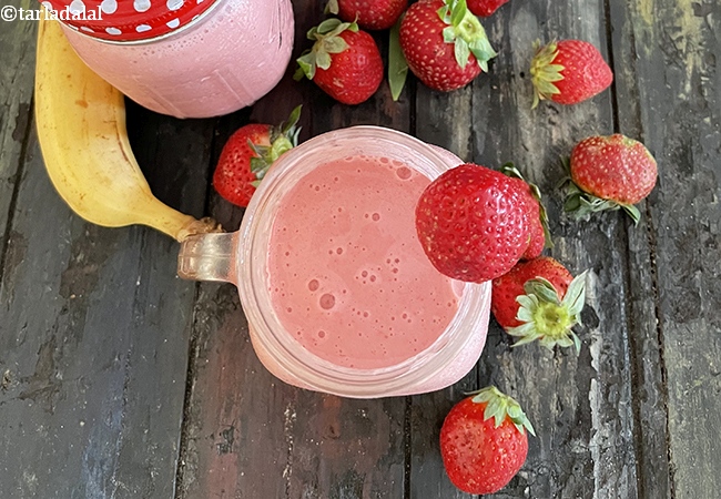 strawberry yoghurt smoothie | healthy no sugar Indian strawberry smoothie | strawberry curd smoothie with banana |